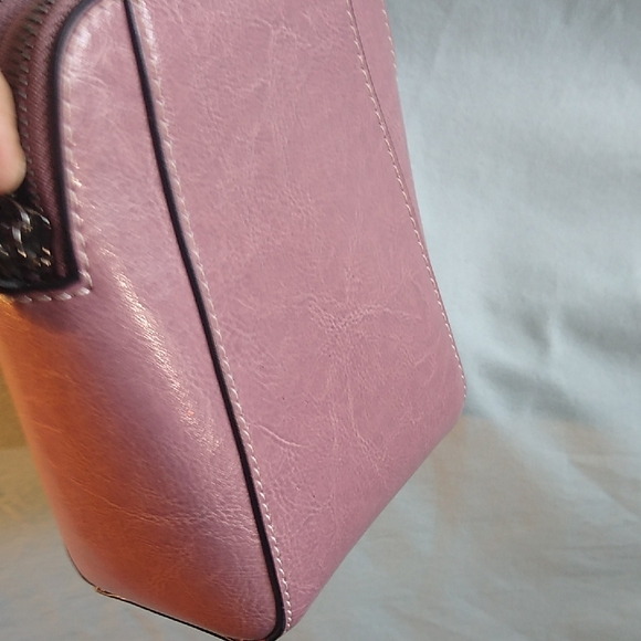 Elegant Pink Leather Crossbody Bag - Picture 7 of 16